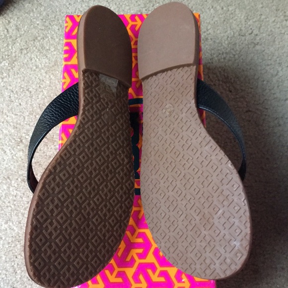 NIB Tory Burch Thora Black Tumbled Leather Sandals - Picture 5 of 7
